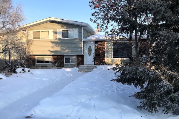 $294,900   5226 Silverpark Close, Olds  