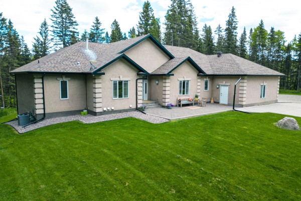 $899,900    33041 Range Road 43, Mountain View County  SOLD